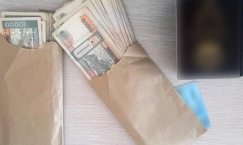 Цагдаагийн алба хаагчдад авлига өгөхийг завджээ
